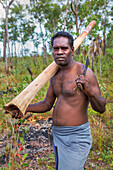 Aborigine-Mann mit einem frisch geschnittenen Didgeridoo, Nyinyikay Homeland, Ost-Arnhem-Land, Northern Territory, Australien, Pazifik