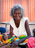 Porträt einer Frau, einer Aborigine-Ältesten, in Nyinyikay Homeland, Ost-Arnhem Land, Nordterritorium, Australien, Pazifik