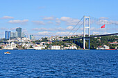 Bosporus-Brücke und Besiktas, Istanbul, Türkei, Europa