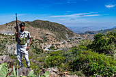 Bewaffnete Wache und Blick über die Sheikh-Berge, Somaliland, Somalia, Afrika