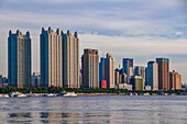 Die Silhouette von Harbin mit dem Songhua-Fluss, Harbin, Heilongjiang, China, Asien