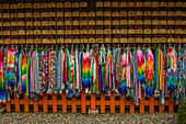 Bunte Gebetsbänder an den Endlosen Roten Toren von Kyotos Fushimi Inari, Kyoto, Honshu, Japan, Asien