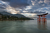 Berühmtes Torii-Tor, das im Wasser schwimmt, UNESCO-Weltkulturerbe, Miyajima, Japan, Asien