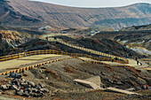 Kraterrandweg auf dem Berg Naka, einem aktiven Vulkan, Berg Aso, Kyushu, Japan, Asien