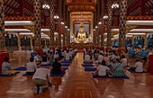 Einheimische feiern das Magha Puja-Vollmondfest im Wat Suan Dok Lanna-Tempel, Chiang Mai, Thailand, Südostasien, Asien