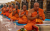 Buddhistische Mönche feiern das Magha-Puja-Vollmondfest im Wat Suan Dok Lanna-Tempel, Chiang Mai, Thailand, Südostasien, Asien