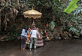 Besucher des buddhistischen Tempels Wat Pha Lat in den Hügeln über Chiang Mai, Thailand, Südostasien, Asien