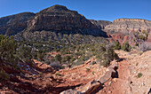 Der sehr felsige Pfad des nicht instandgehaltenen Hermit Canyon Trail am Grand Canyon im Winter mit dem Waldron Canyon links in der Ferne, Grand Canyon, Arizona, Vereinigte Staaten von Amerika, Nordamerika