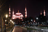 Ein nächtlicher Blick auf die Blaue Moschee (Sultanahmet Camii), die mit zahlreichen Lichtern hell erleuchtet ist und sich eindrucksvoll gegen den dunklen Himmel abhebt, UNESCO-Weltkulturerbe, Istanbul, Türkei, Europa