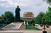 Blick auf das Nationale Historische Museum von Armenien vom Vernissage-Markt in Eriwan, Armenien (Hayastan), Kaukasus, Zentralasien, Asien