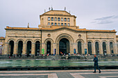 Platz der Republik und das Nationale Geschichtsmuseum von Armenien in Eriwan, Armenien (Hayastan), Kaukasus, Zentralasien, Asien