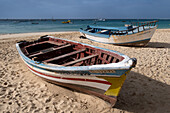 Bunte Fischerboote am Strand Praia de Santa Maria, Santa Maria, Sal, Kapverdische Inseln, Atlantik, Afrika