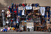 Touristensouvenirs an einem Marktstand auf den Kapverden, Santa Maria, Sal, Kapverdische Inseln, Atlantik, Afrika