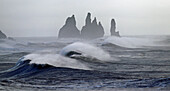 Brandung in der Nähe des schwarzen Sandstrandes und der Reynisdrangar-Meeresstapel, Vik, Südisland, Polarregionen