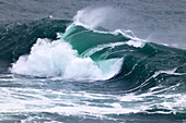 Wellen am schwarzen Sandstrand, bei Vik, Südisland, Polarregionen