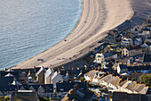 Erhöhter Blick auf Chesil Beach bei Sonnenuntergang, Jurassic Coast, UNESCO-Weltkulturerbe, Dorset, England, Vereinigtes Königreich, Europa