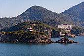 Kleine Inseln mit Tempeln in der Bucht von Tomonoura, Benten Island, Tomonoura, Honshu, Japan, Asien