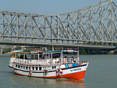 Howrah-Brücke und Boot auf dem Hooghly-Fluss, Kolkata, Westbengalen, Indien, Asien