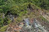 Großes geschnitztes Gesicht am Bukit Kasih, einem vulkanischen Touristenpark mit Fumarolenfeldern, einem Turm zum Thema Weltfrieden und Gebetshäusern der fünf großen Religionen, Bukit Kasih, Minahasa, Nordsulawesi, Indonesien, Südostasien, Asien