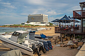 Blick auf Hotel und Strandbar am Central Beach in Plettenberg Bay, Plettenberg, Garden Route, Westkap-Provinz, Südafrika, Afrika