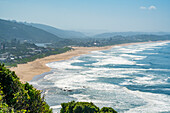 Blick auf den Indischen Ozean und die dramatische Küstenlinie von Wilderness vom Dolphin Point aus, Wilderness, Westkap, Südafrika, Afrika