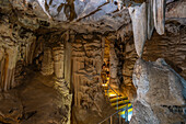 Blick auf Stalagmiten und Stalaktiten im Inneren der Cango-Höhlen, Oudtshoorn, Westkap, Südafrika, Afrika