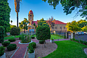 Blick auf das C.P. Nel Museum vom Garten des Queen's Hotel bei Sonnenaufgang, Oudtshoorn, Westkap, Südafrika, Afrika