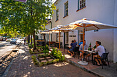 Blick auf Essen im Freien im Restaurant, Stellenbosch Central, Stellenbosch, Western Cape, Südafrika, Afrika