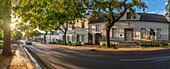 Blick auf weiß getünchte Architektur, Stellenbosch Central, Stellenbosch, Westkap, Südafrika, Afrika