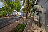 Blick auf die Old-Mac-Statue und Radfahrer auf der Straße, Stellenbosch Central, Stellenbosch, Western Cape, Südafrika, Afrika