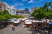 Blick auf bunte Souvenirstände auf dem Greenmarket Square, Kapstadt, Westkap, Südafrika, Afrika