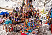 Blick auf bunte Souvenirstände auf dem Greenmarket Square, Kapstadt, Westkap, Südafrika, Afrika