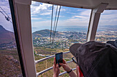 Blick auf einen Mann, der Kapstadt von der Tafelberg-Seilbahn aus fotografiert, Kapstadt, Westkap, Südafrika, Afrika