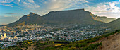 Blick auf Kapstadt und den Tafelberg vom Signal Hill bei Sonnenuntergang, Kapstadt, Westkap, Südafrika, Afrika