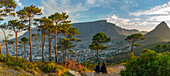 Blick auf Paar und Tafelberg vom Signal Hill bei Sonnenuntergang, Kapstadt, Westkap, Südafrika, Afrika