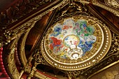 Frankreich, Paris, Opernhaus Garnier (1878) unter dem Architekten Charles Garnier, die von Marc Chagall bemalte Kuppel der Decke des großen Saals und der große Kronleuchter