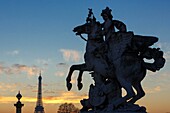 Frankreich, Paris, Gebiet des UNESCO-Welterbes, Jardin des Tuileries, Westterrasse, Skulptur von Antoine Coysevox aus dem Jahr 1701, die Merkur auf Pegasus reitend darstellt, mit dem Eiffelturm im Hintergrund