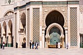 Marokko, Casablanca, Springbrunnen auf dem Vorplatz der Hassan-II-Moschee