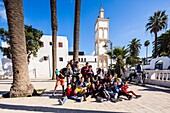 Marokko, Casablanca, alte Medina, Fußballmannschaft mit Blick auf die Große Moschee