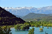 Spain, Aragon, Huesca province, Pirineos Aragonaises, Ainsa, Mediano Lake with in the background Monte Perdido Massif (3355 m), listed as World Heritage by UNESCO