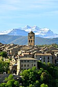 Spain, Aragon, Huesca province, Pirineos Aragonaises, Ainsa village, in the background Monte Perdido Massif (3355 m), listed as World Heritage by UNESCO