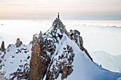 Frankreich, Haute Savoie, Chamonix Mont Blanc, Aiguille du Midi (Luftaufnahme)