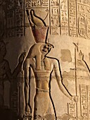 Ägypten, Oberägypten, Niltal, Basrelief im Tempel von Kom Ombo, der dem krokodilköpfigen Gott Sobek geweiht ist