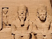 Ägypten, Oberägypten, Nubien, Abu Simbel, UNESCO-Welterbestätte, Zwei der vier kolossalen Darstellungen von Ramses II.