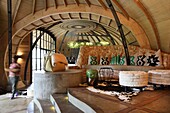 Ruanda, Volcanoes National Park, Innenraum der Bisate Lodge, einer Lodge der Wilderness Safaris Hotelgruppe, deren Design vom ehemaligen Königspalast von Nyanza inspiriert ist