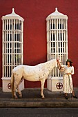 Kolumbien, Departamento Bolivar, Cartagena, von der UNESCO zum Weltkulturerbe erklärt, Reiterin in der Altstadt