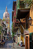 Kolumbien, Departamento Bolivar, Cartagena, von der UNESCO zum Weltkulturerbe erklärt, Straße im Kolonialviertel mit der Kathedrale im Hintergrund