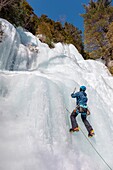 Kanada, Provinz Quebec, Region Mauricie, Shawinigan und Umgebung, La-Mauricie-Nationalpark, Eisklettern an gefrorener Felswand