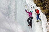 Kanada, Provinz Quebec, Region Mauricie, Shawinigan und Umgebung, La-Mauricie-Nationalpark, Eisklettern an gefrorener Felswand