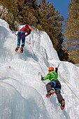 Kanada, Provinz Quebec, Region Mauricie, Shawinigan und Umgebung, La-Mauricie-Nationalpark, Eisklettern an gefrorener Felswand